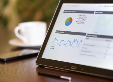 Des schémas et statistiques sur un écran de tablette