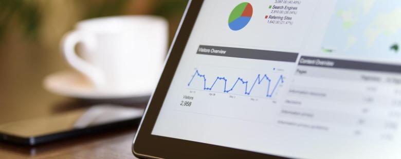 Des schémas et statistiques sur un écran de tablette